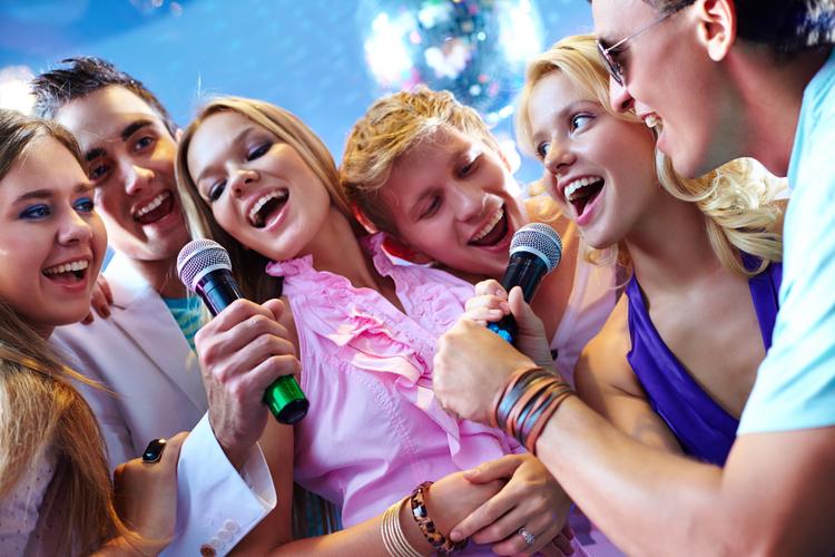 Evde Karaoke Partisi: fizy ile Şarkılara Eşlik Etmenin Keyfi